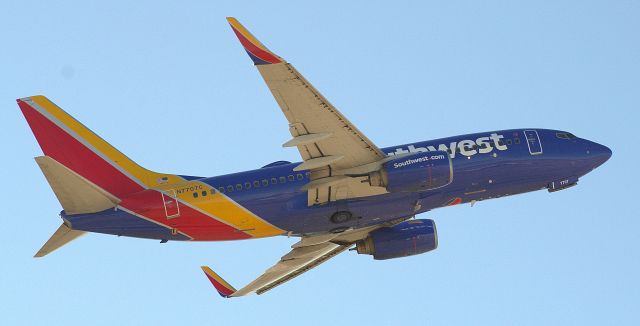 Boeing 737-700 (N7707C)