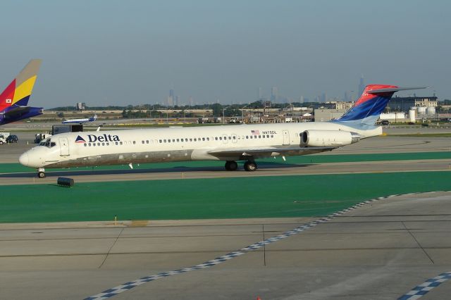 McDonnell Douglas MD-88 (N975DL)