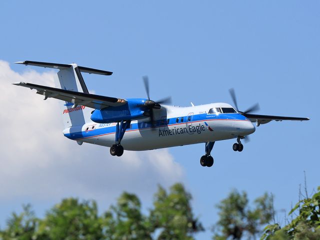 de Havilland Dash 8-200 (N837EX)