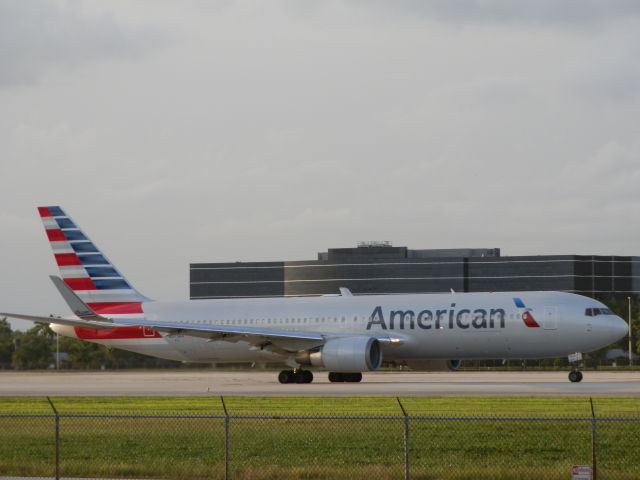 BOEING 767-300 (N373AA)