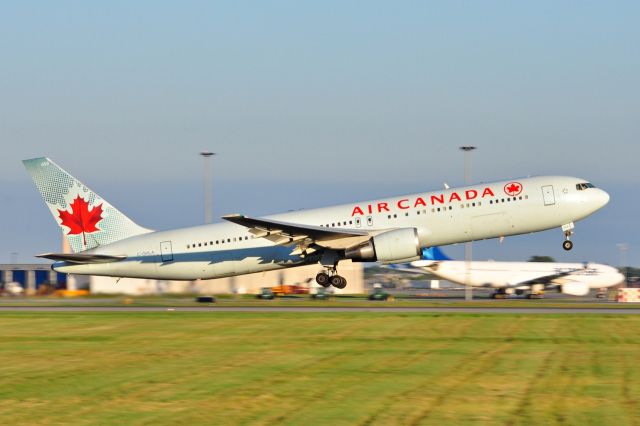 BOEING 767-300 (C-GHLA)