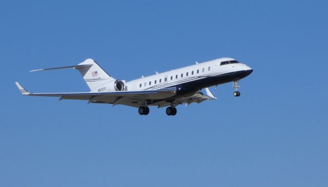 Bombardier Global 5000 (N513TF) - On final is this 2012 Bombardier Global 5000 BD-700-1A11 in the Spring of 2019.