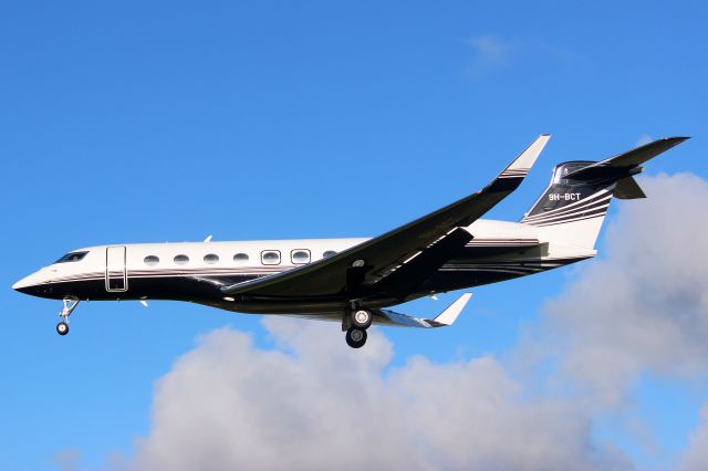 Gulfstream Aerospace Gulfstream G650 (9H-BCT) - On short finals for rwy 25 on 28-Nov-23 arriving from LFMN.