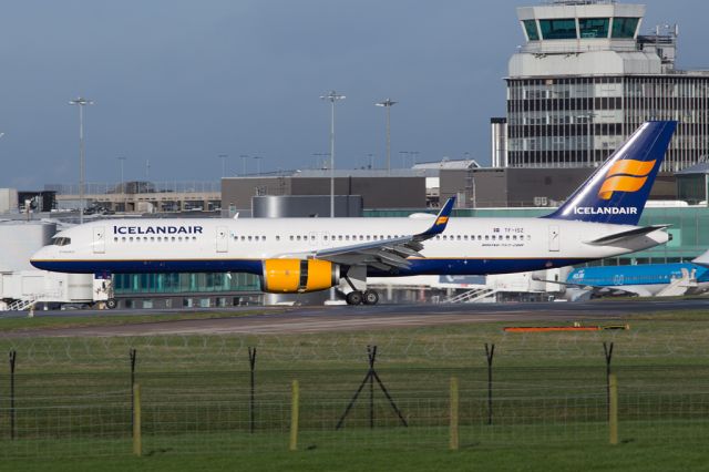 Boeing 757-200 (TF-ISZ) - ICE440 arriving from Keflavik.  7 Feb 16