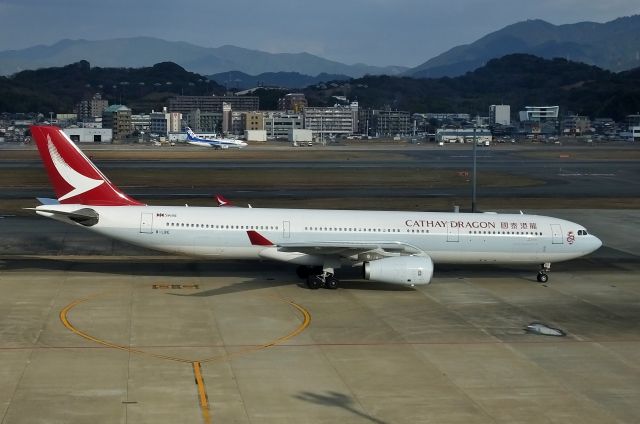 Airbus A330-300 (B-LBE) - Taxing at Fukuoka (2017/12/31)