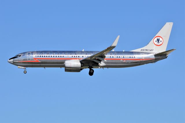 Boeing 737-800 (N905NN)