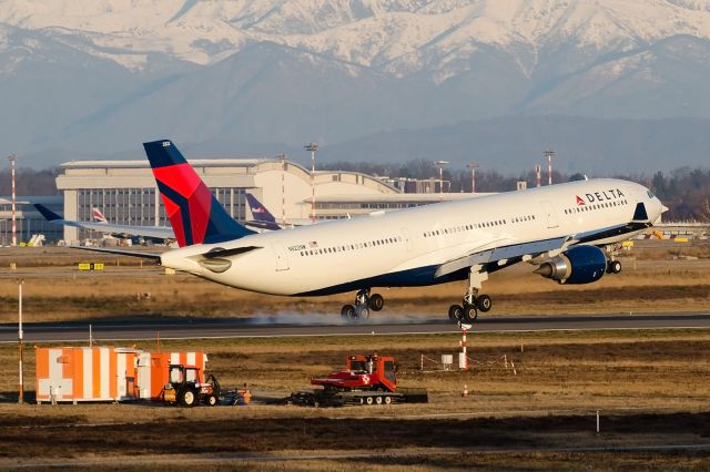 Airbus A330-300 (N822NW)