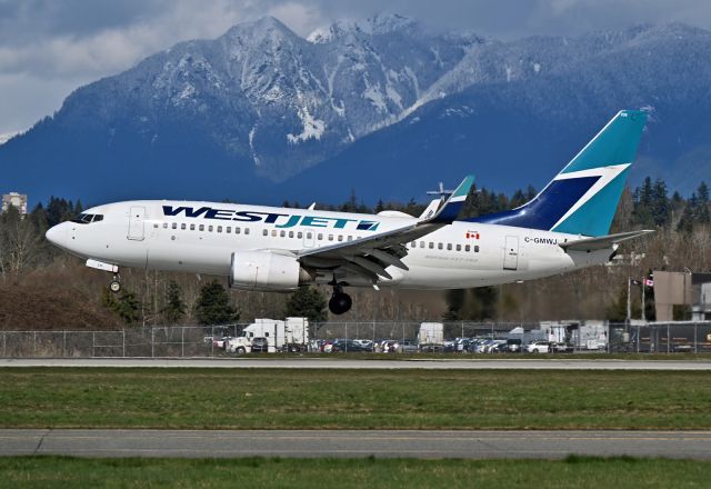 Boeing 737-700 (C-GMWJ)