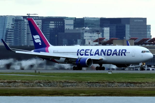 BOEING 767-300 (TF-ISO)