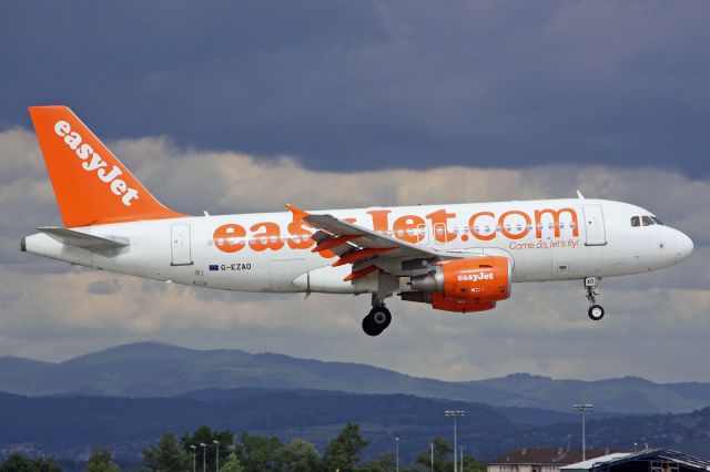 Airbus A319 (G-EZAO)