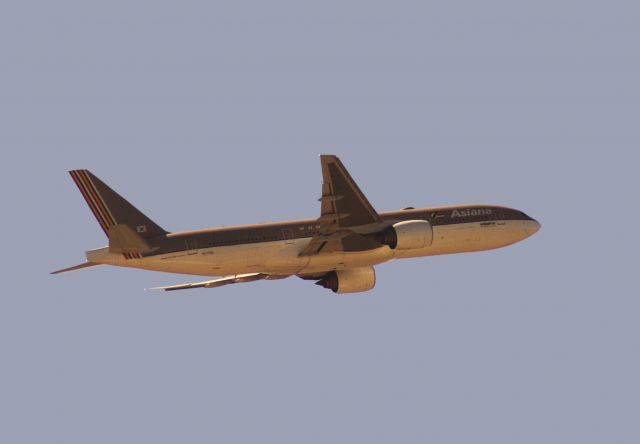 Boeing 777-200 (HL7742)