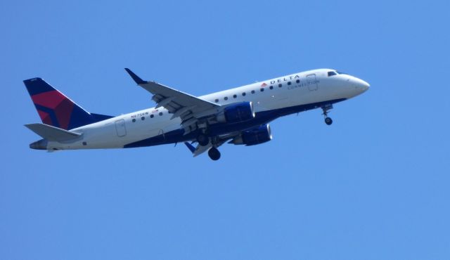 Embraer 170/175 (N875RW) - On final is this 2007 Delta Connection Airlines Embraer ERJ-170-100LR in the Spring of 2019.