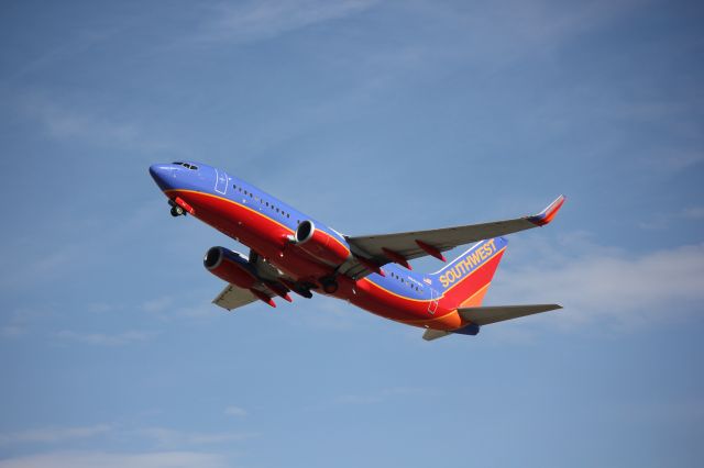 Boeing 737-700 (N941WN) - Departing 17R