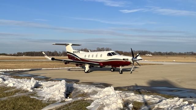 Pilatus PC-12 (N302PB) - N302PB, a 1999 PC-12/45, sitting on the ramp a few hours prior to departing for Chicago Exec. (PWK/KPWK). 1/18/22. 