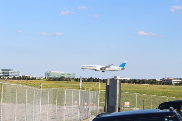 Boeing 787-9 Dreamliner (4X-EDF) - El Al Retro livery arriving runway 06L