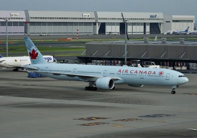 BOEING 777-300 (C-FRAM) - Taxing at HND (2017/09/19)