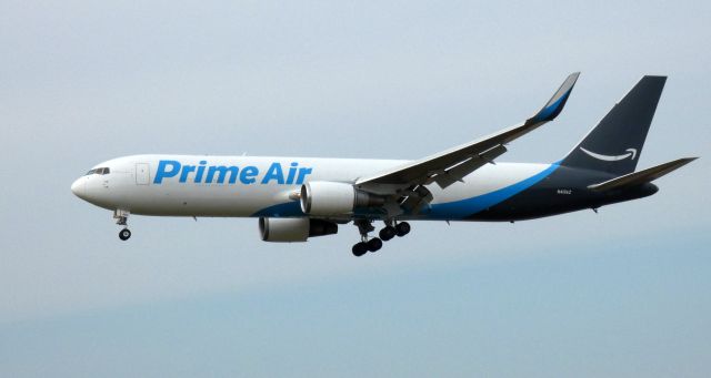 BOEING 767-300 (N419AZ) - On final is this 1994 Prime Air Boeing 767-319 in the Autumn of 2020.