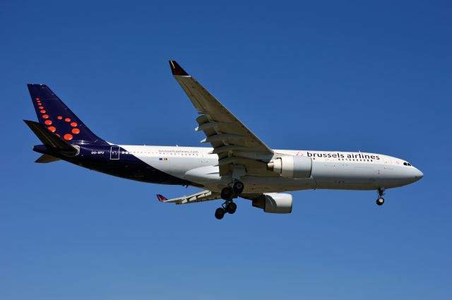 Airbus A330-200 (OO-SFU)