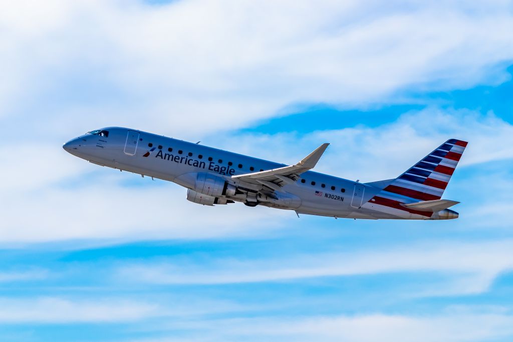 Embraer 170/175 (N302RN) - Envoy Air Embraer 170 taking off from PHX on 11/5/22. Taken with a Canon 850D and Tamron 70-200 G2 lens.