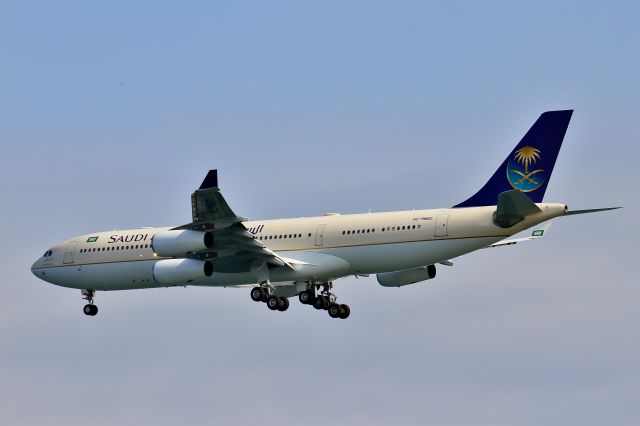 Airbus A340-200 (HZ-HMS2)