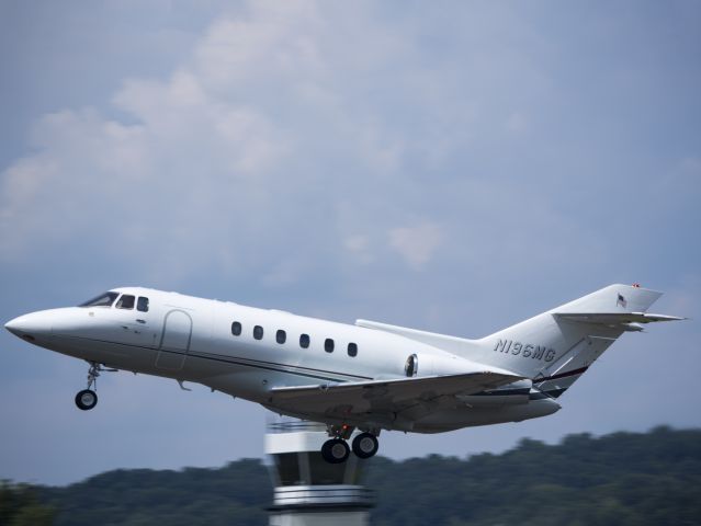 Hawker 800 (N196MG) - Take off runway 26.