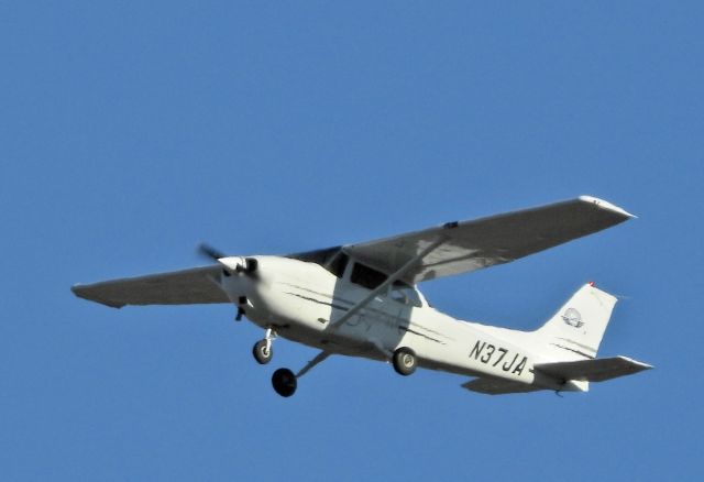 Cessna Skyhawk (N37JA)