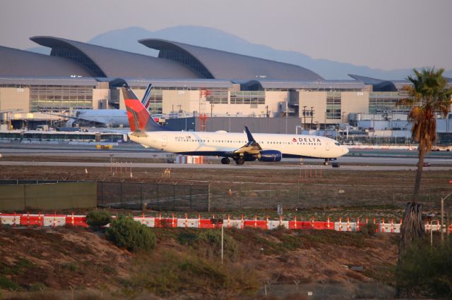 Boeing 737-900 (N917DU)