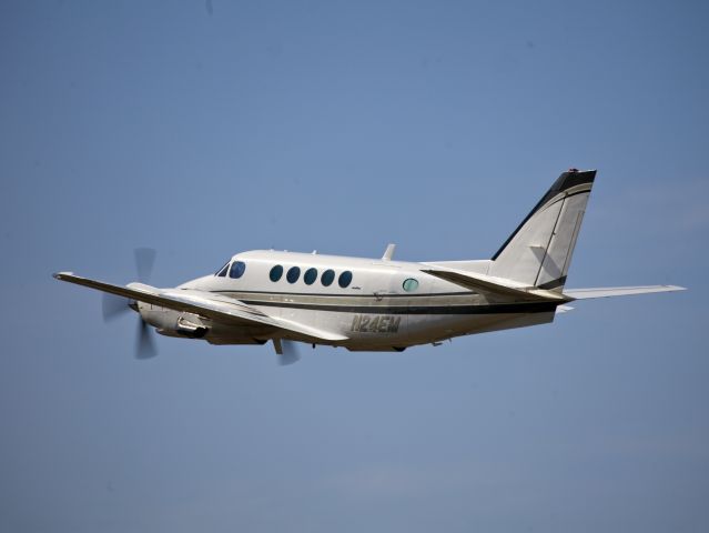 Beechcraft King Air 100 (N24EM) - Take off runway 26.The aircraft is managed by CFM Corporate Flight Management a rel=nofollow href=http://www.flycfm.comwww.flycfm.com/a