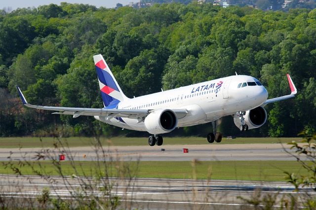 Airbus A320 (CC-BHB)