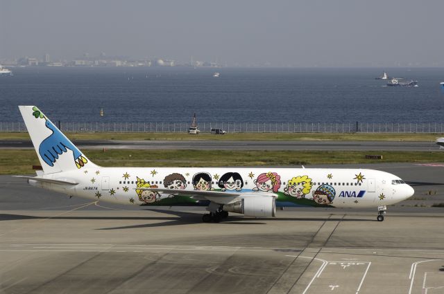 BOEING 767-300 (JA8674) - Taxing at Haneda Intl Airport on 2013/11/01 "ANA 60th Anniversary c/s"