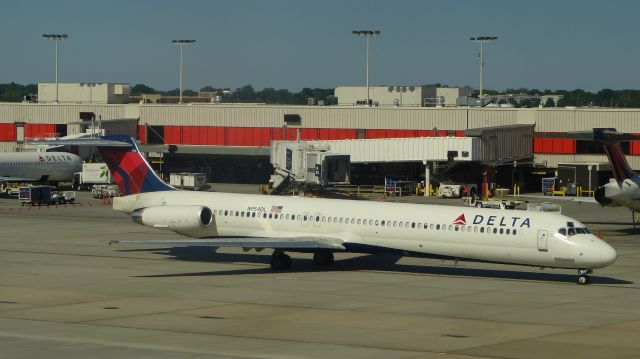 McDonnell Douglas MD-90 (N954DL)