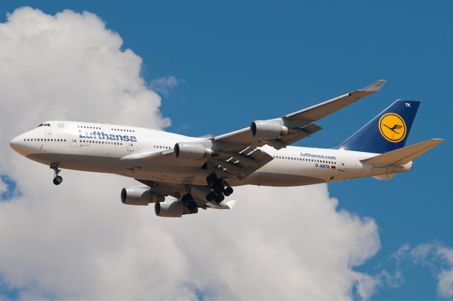 Boeing 747-400 (D-ABTK) - Lufthansa 446 making its daily flight just before the afternoon storms.