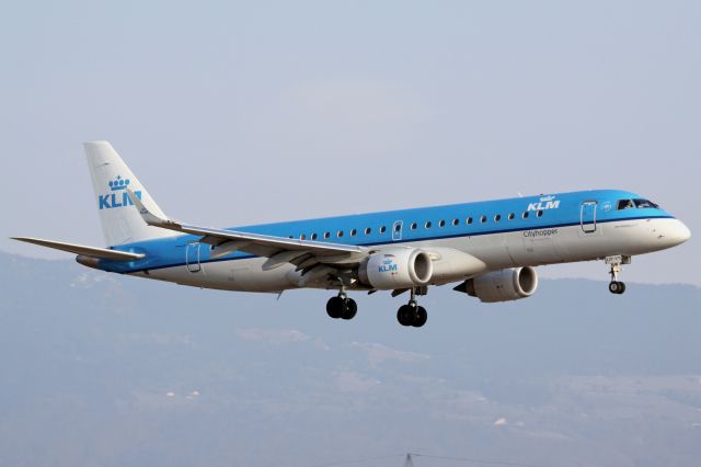 Embraer ERJ-190 (PH-EZR)