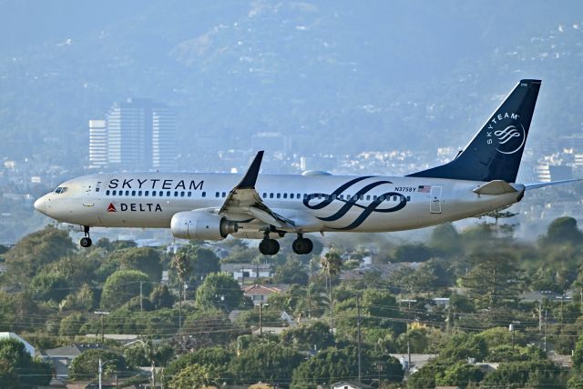 Boeing 737-800 (N3758Y)