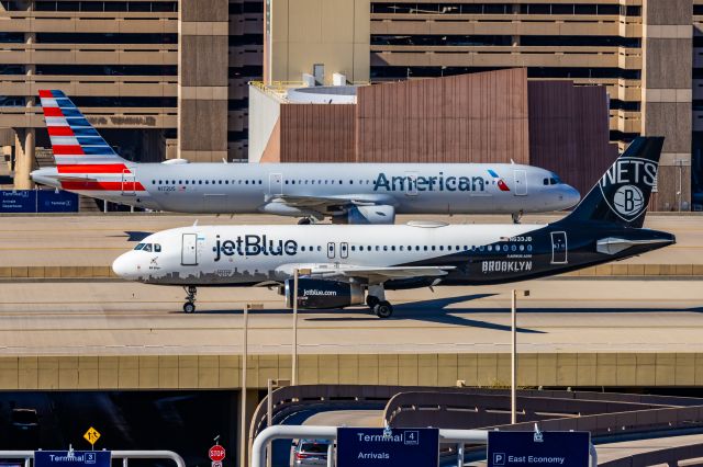 Airbus A320 (N633JB) - A JetBlue A320 in Brooklyn Nets special livery taxiing at PHX on 1/25/23. Taken with a Canon R7 and Tamron 70-200 G2 lens.