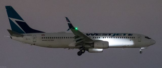 Boeing 737-700 (C-FKWJ)