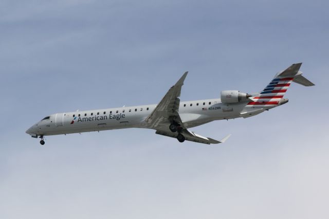 Canadair Regional Jet CRJ-900 (N562NN) - American Flight 5139 operated by PSA (N562NN) arrives at Sarasota-Bradenton International Airport following flight from Charlotte-Douglas International Airport