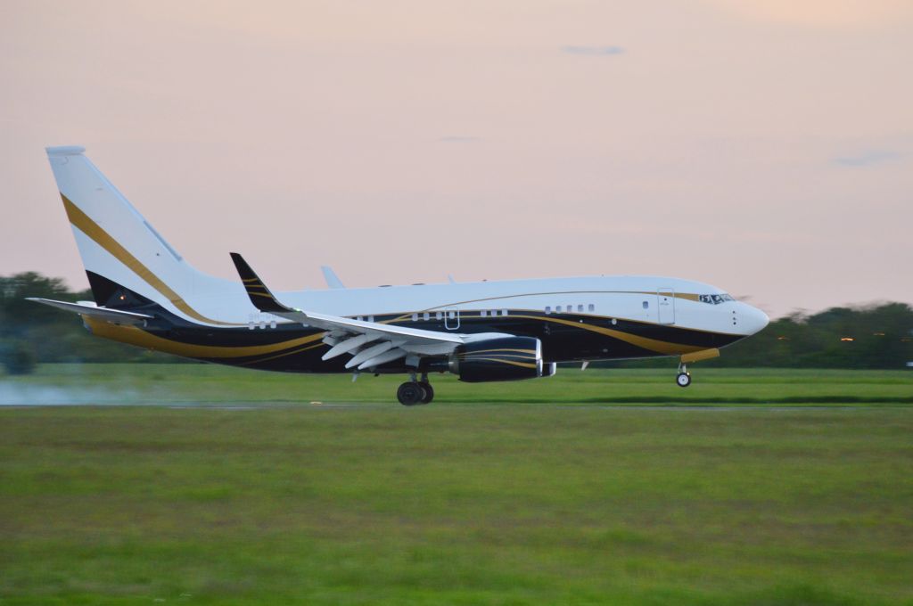 Boeing 737-700 (9H-GGG) - RWY 31