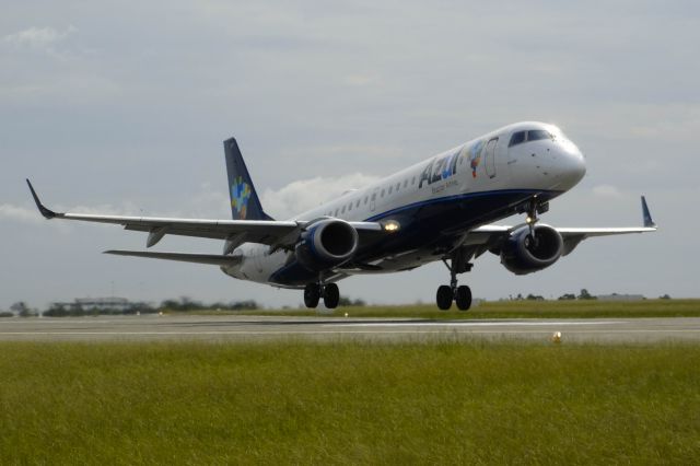 Embraer ERJ-190 (PR-AYT) - "Azul 2222" decolando para cumprir o voo AZU2447 para IMP/SBIZ, em 17.02.2017br /2º Spotter Day Infraero SLZ (SBSL)