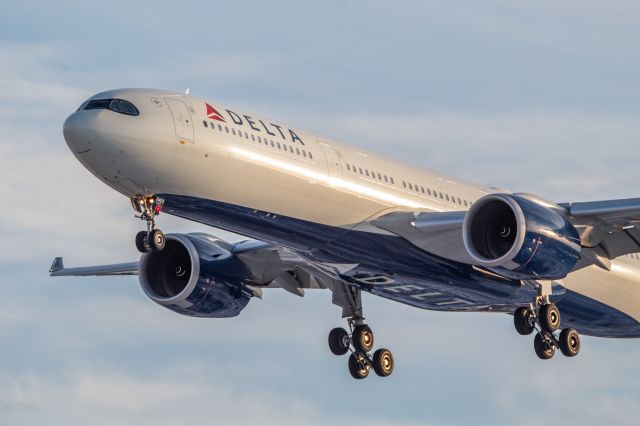 Airbus A330-900 (N401DZ) - Delta's first A330-900neo coming in on 4L after its 4hr flight from Seattle as DL9754.