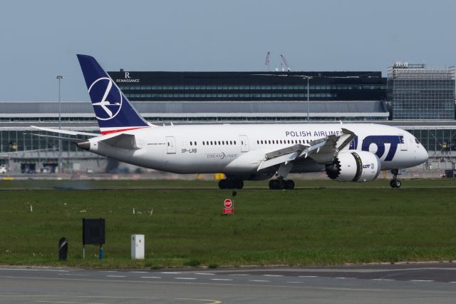 Boeing 787-8 (SP-LRB) - WAW SPOTTING