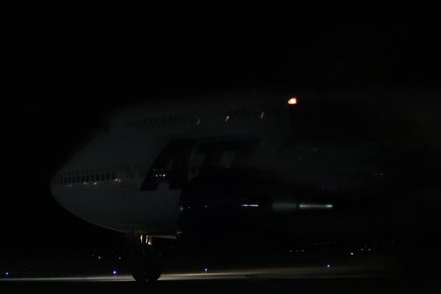 Boeing 747-400 (N465MC)
