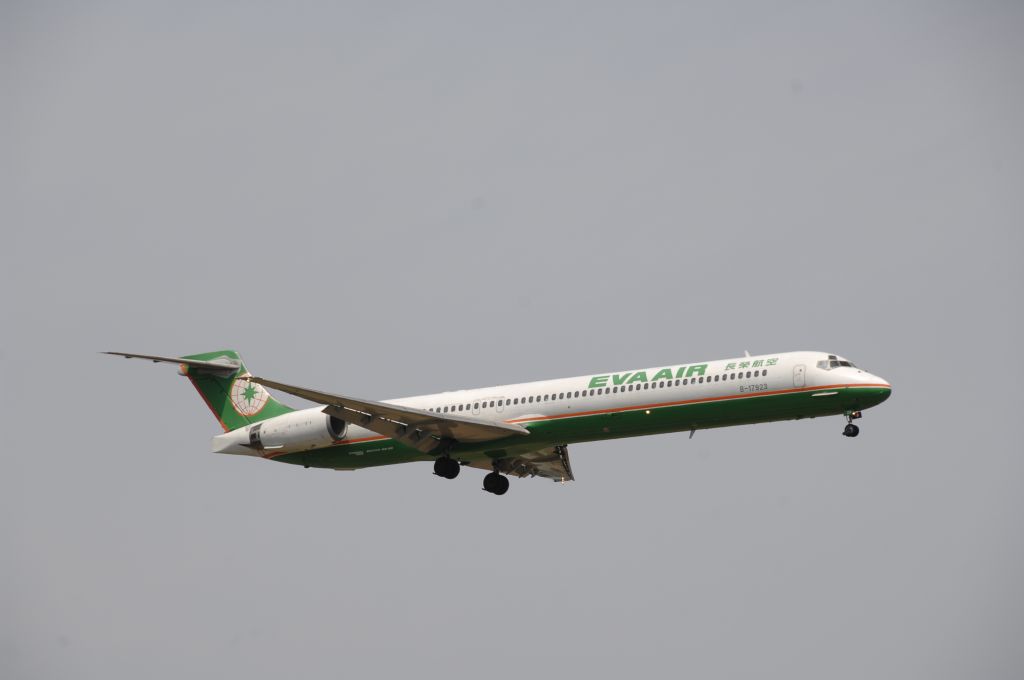 McDonnell Douglas MD-90 (B-17923) - Final Approach to Narita Intl Airport R/W16R on 2011/5/9