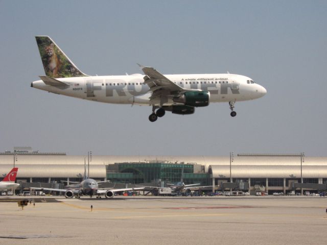 Airbus A319 (N910FR) - Landing on RWY 19R