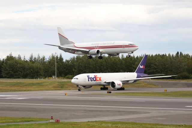 BOEING 737-400 (N732CK)