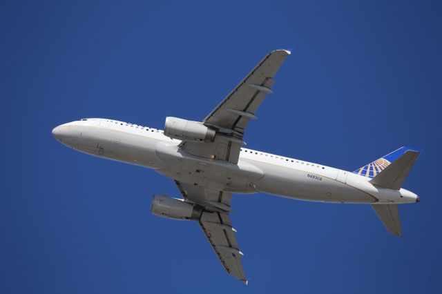 Airbus A320 (N493UA)