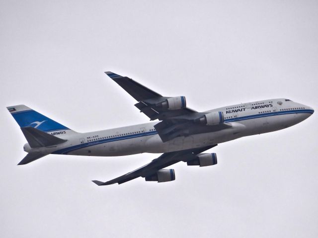 Boeing 747-400 (9K-ADE) - Rapid takeoff