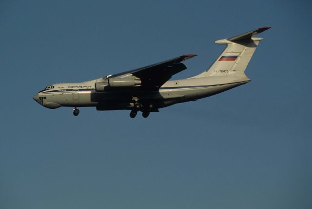 Ilyushin Il-76 (RA-76477) - Final Approach to Narita Intl Airport Rwy34 on 1993/01/31