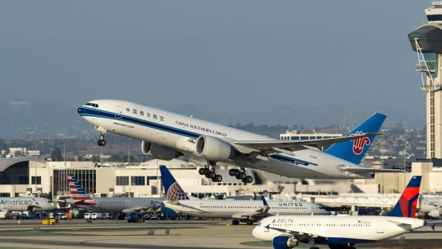 BOEING 777-200LR (B-2041) - 11/11/17