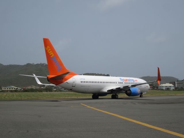 Boeing 737-700 (C-FTJH)